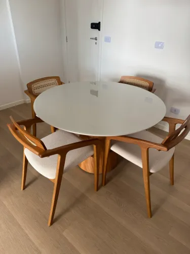 Mesa Redonda 1,20 m com 4 Cadeiras de Jantar Lotus Com Braços E Encosto De Palhinha