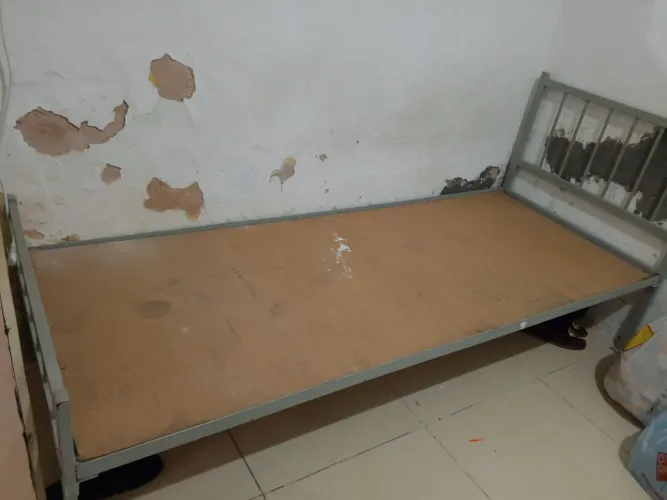 Cama de solteiro de ferro . Bem reforçada 