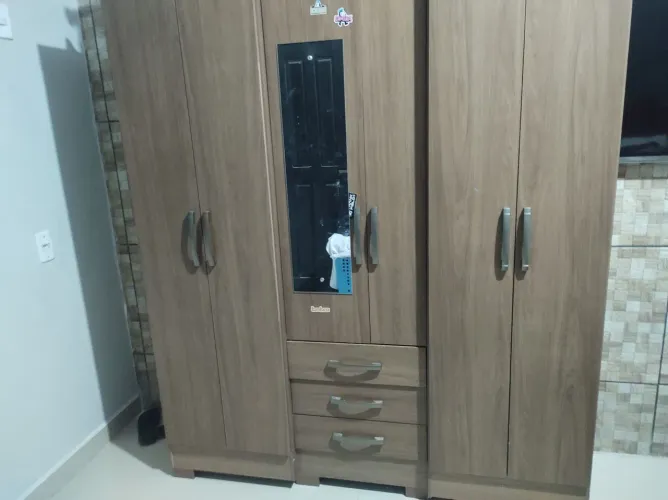 VENDE-SE GUARDA ROUPA SEMI NOVO