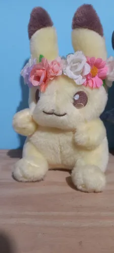 Pelúcia pikachu.