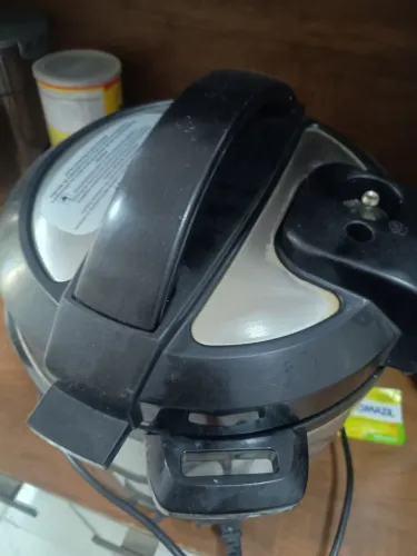 Vendo uma panela de pressão elétrica Britânia faltando apenas o pino da pressão.