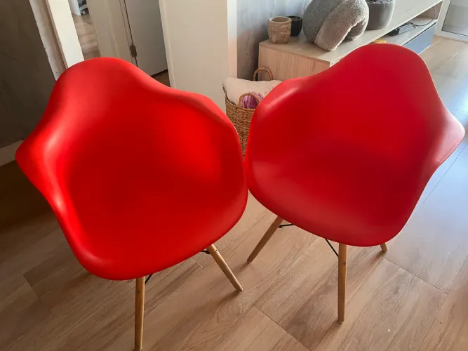 02 cadeiras Eames vermelhas