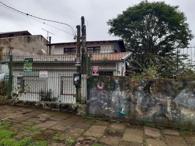 Linda casa. Silêncio e tranquilidade. Lugar alto. Sem risco enchente.