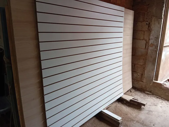 MDF canaletado branco 194,5 x 185cm