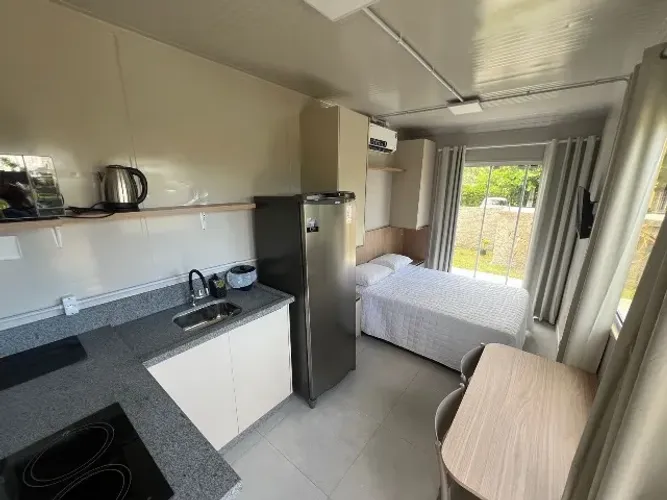 Aluguel mensal/anual Studio mobiliado Cachoeira do Bom Jesus, 300 metros do mar
