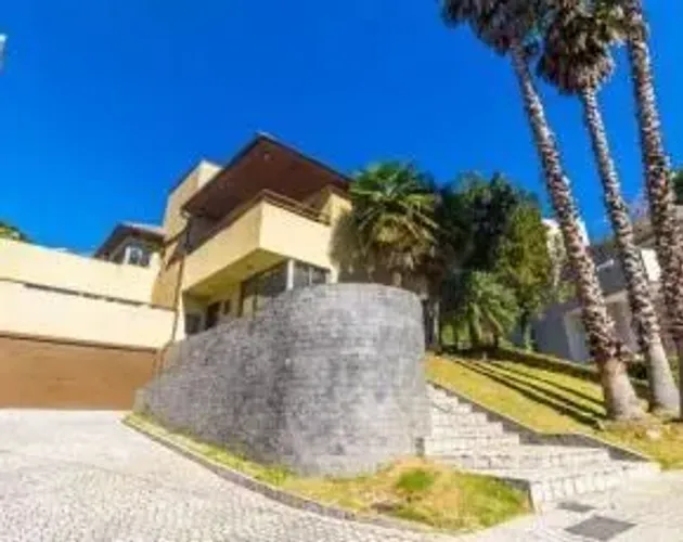 Casa de condomínio para venda tem 410 metros quadrados com 5 quartos