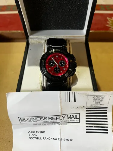 Relógio Oakley Crankcase red dial, aço inoxidável preto.