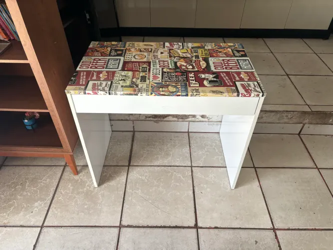 Mesa de estudo com gaveta branca