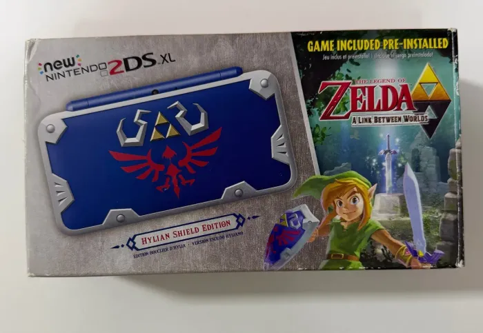 Console New Nintendo 2DS XL Zelda Hylian Shield Edition CIB (Completo na Caixa)