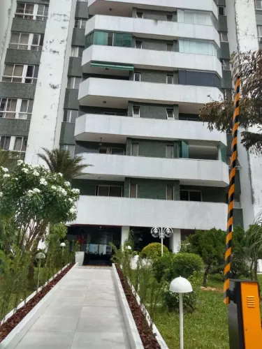 Apartamento com 03 Quartos, sendo 01 Suíte, mais gabinete e dependência no Corredor da Vit