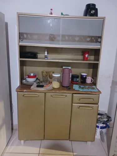 Vende-se um armário cor dourado. Está com um defeito numa porta mais o resto esta bom