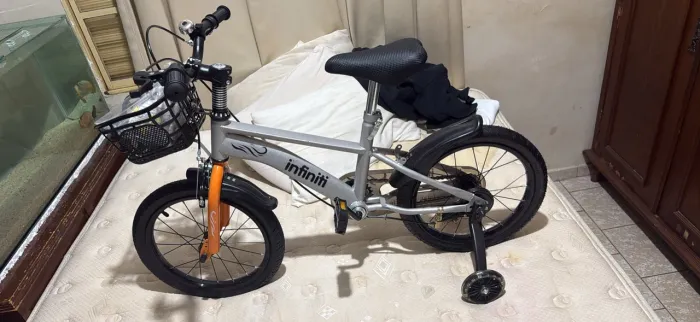 Bicicleta Infantil Infiniti Kids Aro 14 Cinza para Meninos com Rodas Auxiliares e Cesto