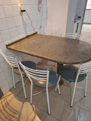 Mesa de Granito + 5 cadeiras de ferro e estof