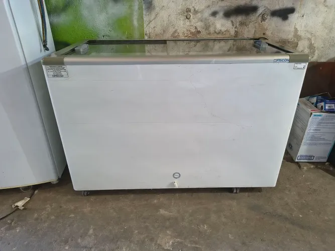 Vendo freezer fricon de 414 litros funcionando perfeitamente dependendo do lugar entrego