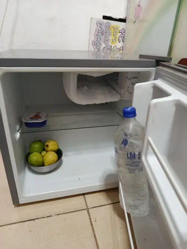 Vendo frigobar bem conservado, em funcionamento, sem ponto de ferrugem.