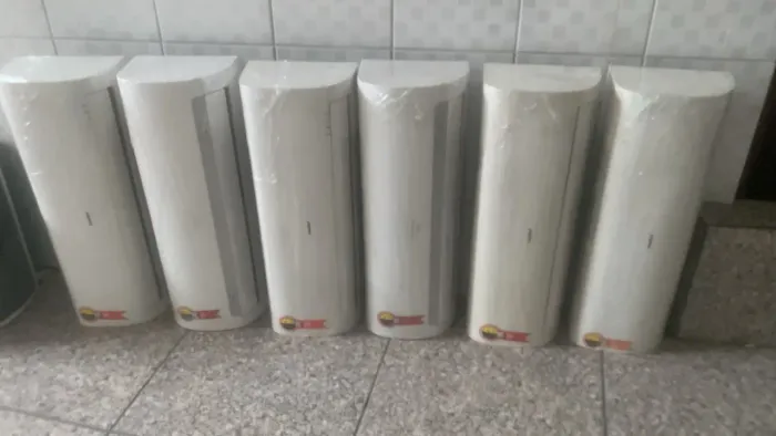 Ar condicionado do tipo split. Marca comfee.  12000btus. 220v. Aparelho usado.