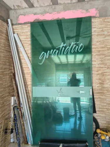 1 Porta de vidro e 4 divisórias de vidro