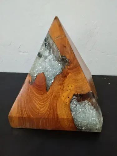 Pirâmide decorativa mística 22cm ntin ntcs - ESTILO PARA CASA
