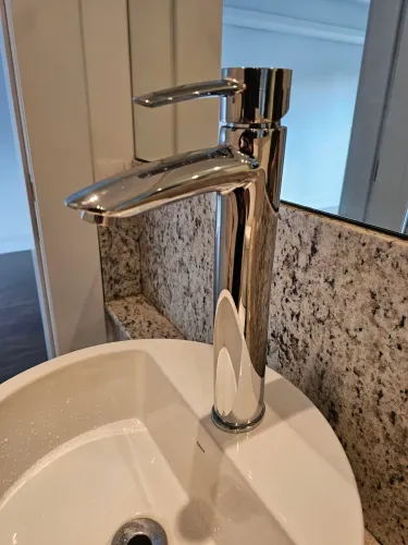Torneira bica alta NOVA, monocomando, água quente e fria. Marca Donna Bagno.