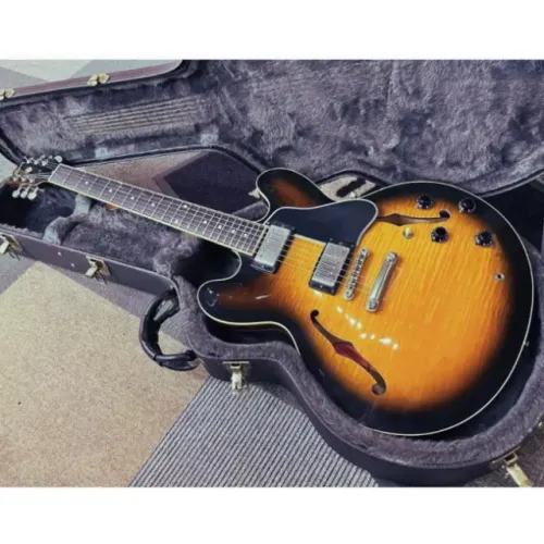 Guitarra Gibson 335 Custom Case original e certificado praticamente nova trastes perfeitos