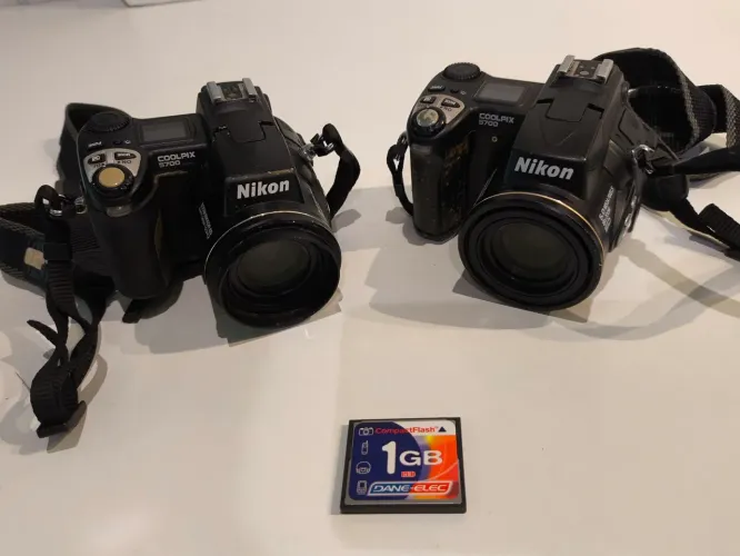 Lote com 2 câmeras Nikon COOLPIX 5700 - LIGA - PARA PEÇAS RESTAURO