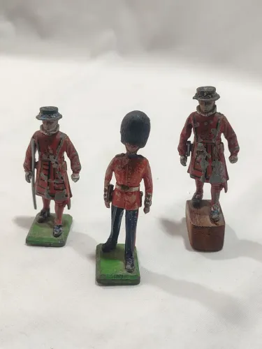 Soldados Ingleses em metal conjunto com 3