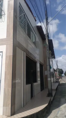 Casa duplex com ponto comercial