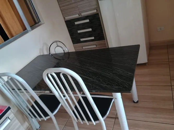 MESA COM 2 CADEIRAS