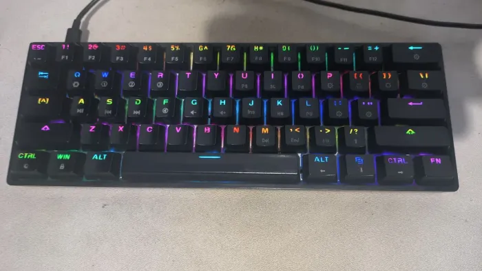 Teclado Gamer 60% Skyloong SK61, RGB, Switch Gateron Ótico com Keycap Double Shoot