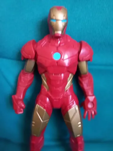 Boneco Homem de Ferro Hasbro Marvel ( 24cm semi novo)+ um capitão América e Homem Aranha
