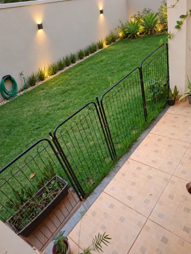 Grade metálica para quintal/jardim