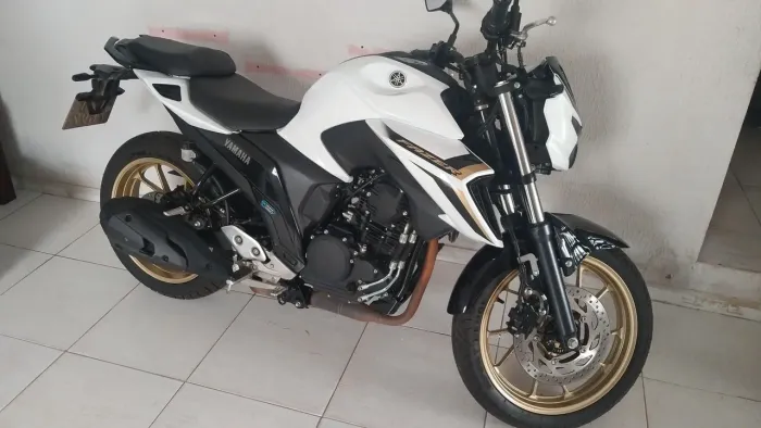 Vendo fz 25 2025/25 com menos de 2.600 km sem choro valor finao
