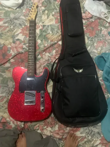 Guitarra squier by fender vermelha sparkel modelo ilimitado 