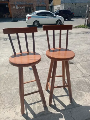 Banquetas em madeira de Angelim