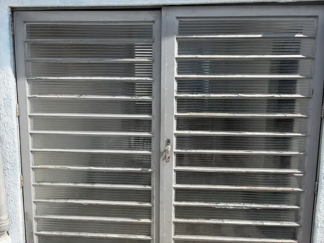 Conjunto de portas para garagem 2,37x 2,13 com maçanetas, fechaduras e vidros. 