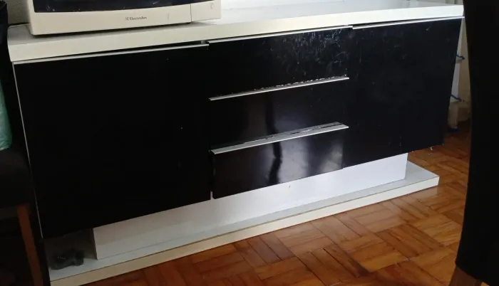 Buffet com 2 portas (2 prateleiras dentro, de cada lado) 3 gavetas externas