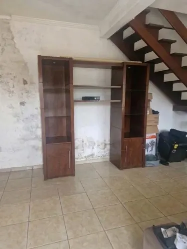 Estante/Painel Modular em Madeira com Prateleiras e Torres Laterais