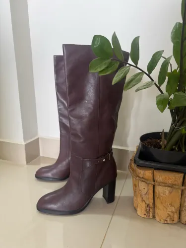 Bota Arezzo cor café couro