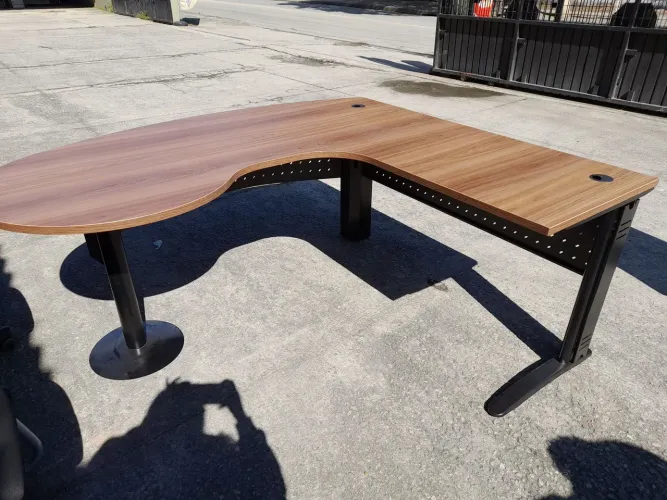 Mesa de canto em L semi nova