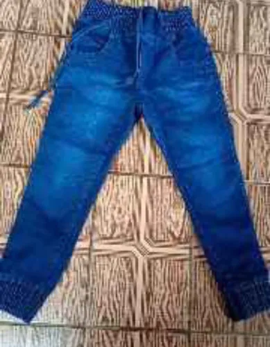 Vendo calça jeans feminina tamanho 4 anos