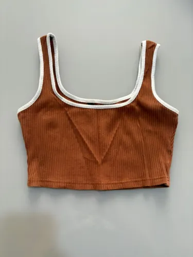 Cropped Canelado Marrom com Viés Branco