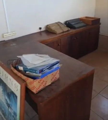 Mesas e armário acoplado de escritório