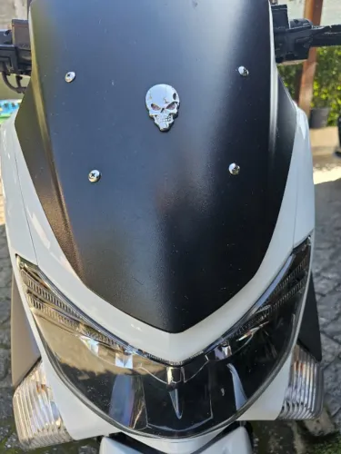 NMAX 2019, Guidão especial, baú Givi, pneus Michelin e proteção do baú.