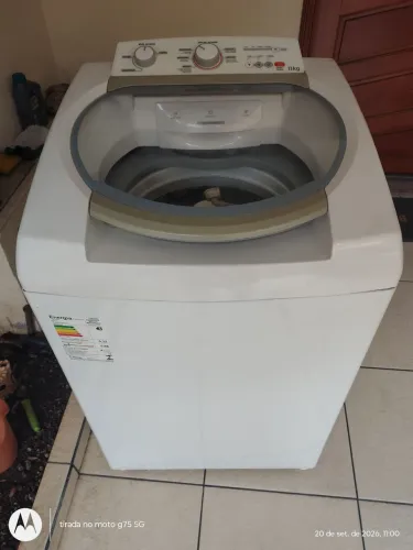 Máquina de lavar roupa semi nova.