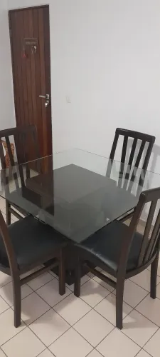 Mesa com 4 cadeiras de madeira