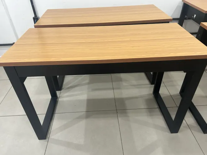 Mesa de escritório com gaveta