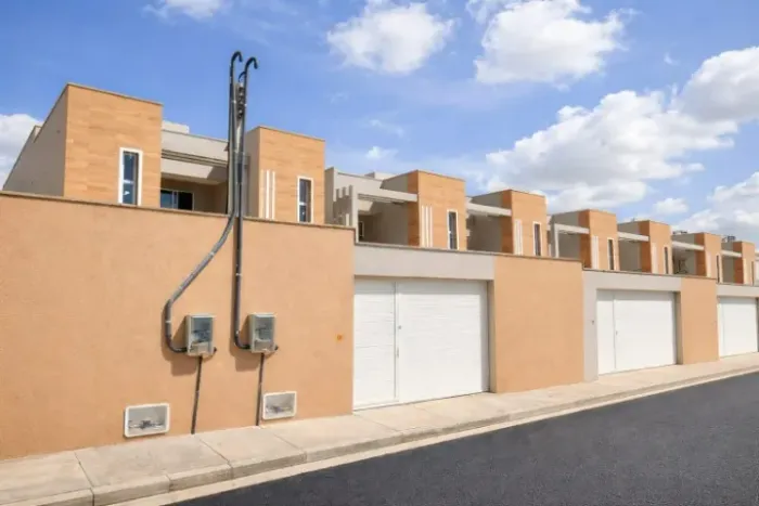 VENDO EXCELENTE CASA DUPLEX NO EUSÉBIO COM 3 SUÍTES