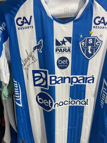 Camisa usada pelo atacante Nicolas