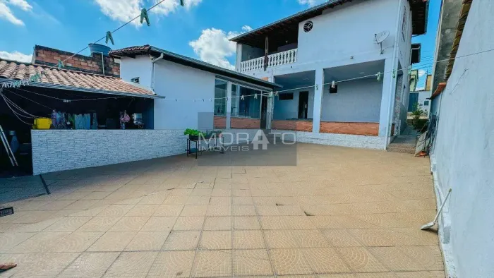 Casa 4 Quartos, 1 Suíte, 4 Vagas de garagem no Bairro Santa Mônica.