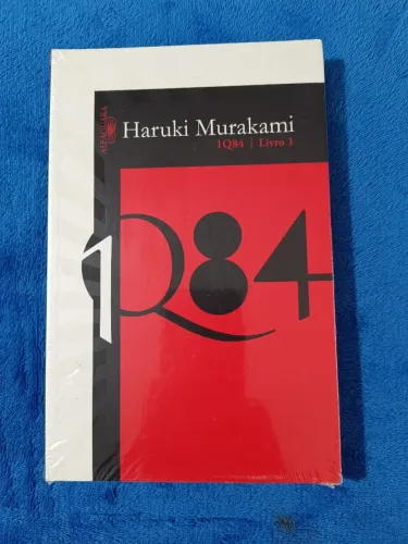 livro 1Q84 - Livro 1 do autor japonês Haruki Murakami.